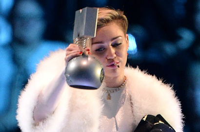 Miley Cyrus Hisap Ganja Saat Terima Penghargaan MTV EMAs 2013