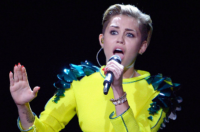 Dokter Minta Miley Cyrus Berhenti Menyanyi Sementara