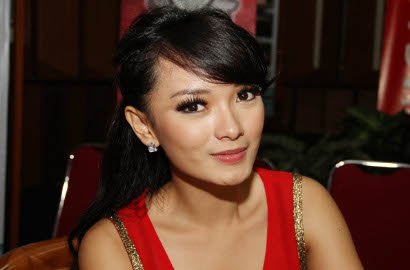 Zaskia Gotik Segera Dilamar Pria Berinisial R?