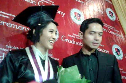 Dude Harlino Bangga Dampingi Alyssa Soebandono Saat Wisuda