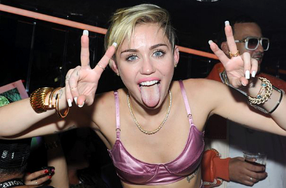 Miley Cyrus Jelaskan Alasannya Suka Berpose Julurkan Lidah