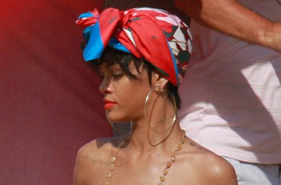 Rihanna Percaya Diri Topless untuk Pemotretan Terbaru
