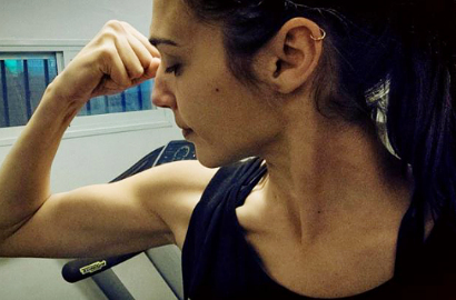 Gal Gadot Pamer Otot Usai Latihan Jadi Wonder Woman untuk 'Superman'