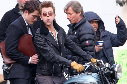 Robert Pattinson Seru Boncengan Bareng Dane DeHaan di Film Baru