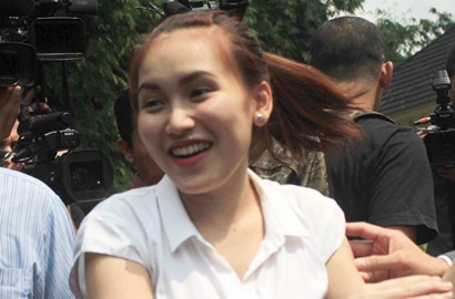 Ayu Ting Ting Ceria Tak Ketemu Enji di Sidang Cerai Perdana