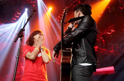 Ariel NOAH Hadiahi Fans Sebuah Gitar di HUT ANTV ke-21