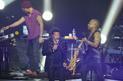 Lionel Richie 'Panik' Diserbu Ratusan Smartphone Kala Manggung di Jakarta