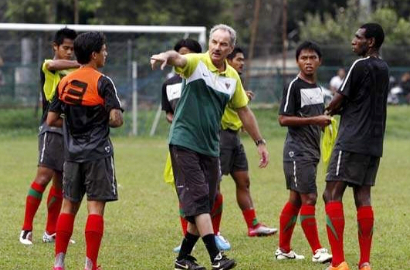Gaji Alfred Riedl di Timnas Senior Lebih dari Rp 100 Juta