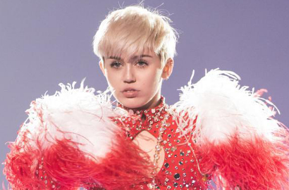 Sakit, Miley Cyrus Batalkan Konser 30 Menit Sebelum Dimulai
