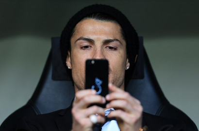 Ronaldo Sibuk Selfie dan Kesal Karena Absen di Leg Kedua Liga Champions