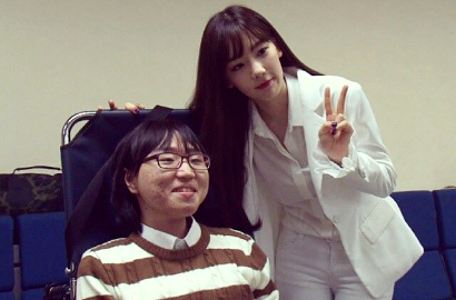 Tae Yeon SNSD Temui Fans Lumpuh di Acara TV