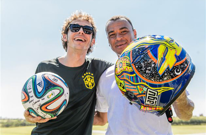 Valentino Rossi Bersantai Main Bola di Brasil Sebelum GP Austin 2014