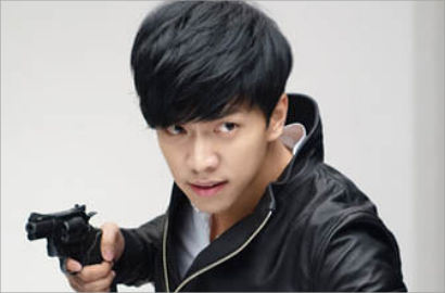 Kerennya Lee Seung Gi Pegang Pistol di Serial 'You're Surrounded'
