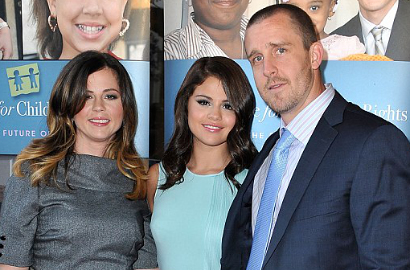 Selena Gomez Diisukan Pecat Ortu Sebagai Manajer
