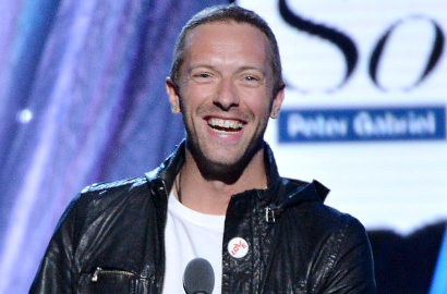 Chris Martin Tak Pakai Cincin Kawin Saat Hadiri Upacara Hall of Fame