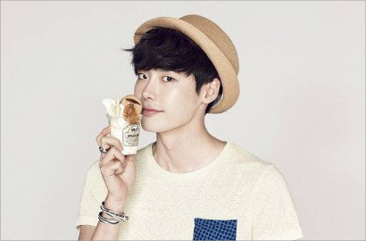 Lee Jong Suk Tampil Manis Jadi Model Iklan Es Krim