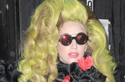 Lady GaGa Suka Pakai Selotip Wajah Agar Tampak Awet Muda