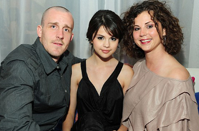 Ibu Selena Gomez Tak Tahu Soal Pemecatan Sebagai Manajer