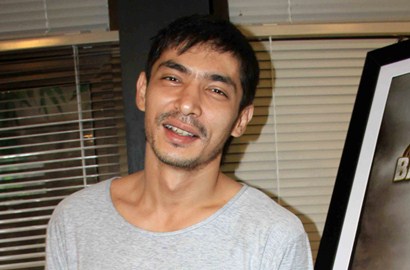 Abimana Aryasatya: 'Haji Backpacker' Beda dengan '99 Cahaya'