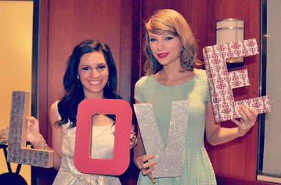 Taylor Swift Beri Kejutan Hadir di Acara Siraman Fans
