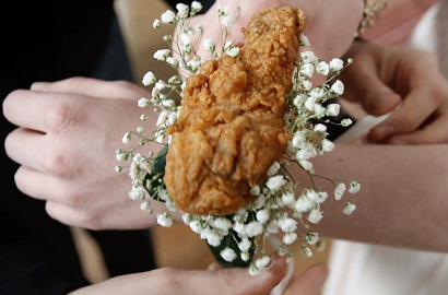 Ada-Ada Saja, Ayam Goreng Jadi Korsase Hiasan Tangan
