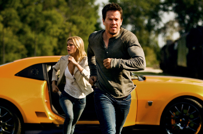 Mark Wahlberg Beraksi di Foto Terbaru 'Transformers: Age of Extinction'