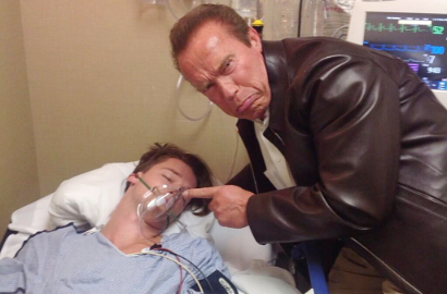 Lucunya Photobomb Ala Arnold Schwarzenegger