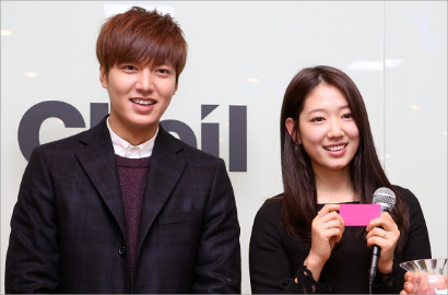 Peduli Tragedi, Lee Min Ho dan Park Shin Hye Minta Acaranya Dibatalkan