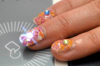 Uniknya Nail Art Bisa Menyala