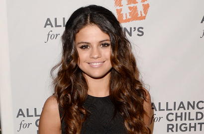 Ryan Seacrest Ungkap Selena Gomez Siapkan Lagu dan Video Baru