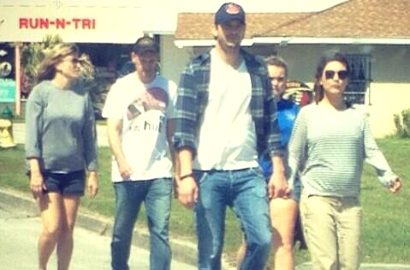 Jalan Bareng Ashton, Perut Mila Kunis Semakin Terlihat Membesar