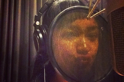 Julia Perez Pamer Foto Rekaman Single 'Merana'