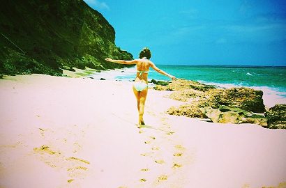 Taylor Swift Pamer Fotonya Berbikini di Pantai