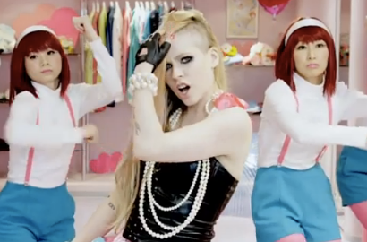 Avril Lavigne Dikritik Rasis di Video Musik 'Hello Kitty'