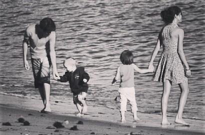 Justin Bieber Unggah Foto Lama Bareng Selena Gomez di Pantai