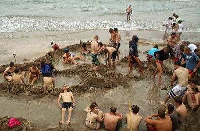 Aneh, Ada Air Hangat Alami di Tepi Pantai