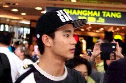 Kim Soo Hyun Kasual Berangkat ke Jakarta dari Hong Kong