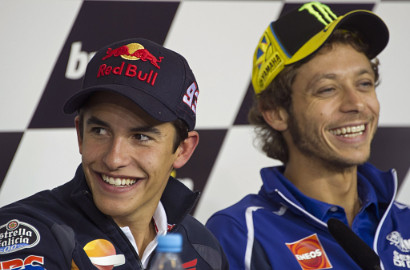 Valentino Rossi dan Marc Marquez Diserbu Fans di Restoran