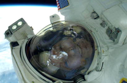 Astronot Amerika Pamer Selfie di Luar Angkasa