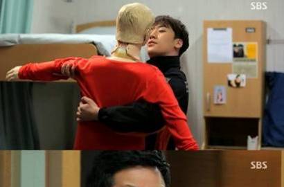 Lucunya Seungri Dikira Mesum Dengan Patung Manekin di Serial 'Angel Eyes'