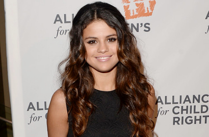Selena Gomez Borong 3 Piala di Radio Disney Music Awards