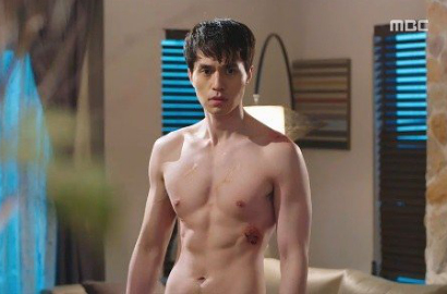 Lee Dong Wook Pamer Perut Six-Pack di 'Hotel King'