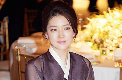 Kecantikan Lee Young Ae Kenakan Hanbok Pukau Netizen