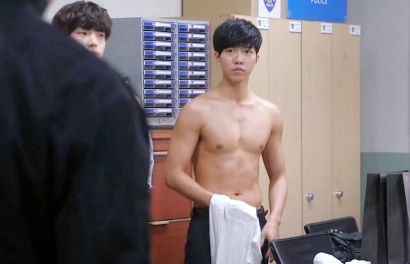 Serial 'You're Surrounded' Rilis Adegan Lee Seung Gi Telanjang Dada