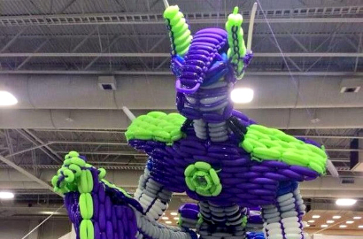 Pria Ini Sendirian Bikin Robot Raksasa dari 4 Ribu Balon