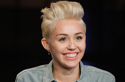 Miley Cyrus Nyaris Bugil di Video Konser 'Bangerz'