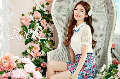 Suzy Manis Dikelilingi Bunga untuk Iklan Fashion
