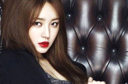 Yoon Eun Hye Seksi dengan Lipstick Merah di Majalah