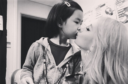Fans Iri CL 2NE1 Foto Cium 'Mesra' Haru