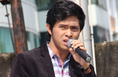 Terlalu Banyak Menyanyi, Cakra Khan Masuk RS di Malaysia